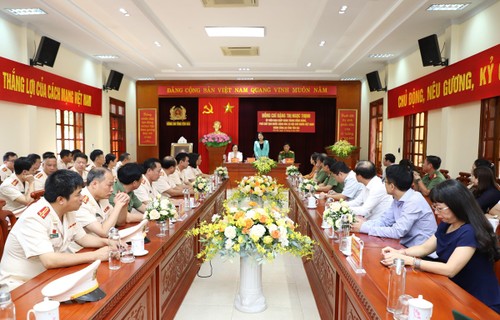Dang Thi Ngoc Thinh rend visite à la police de la province de Yên Bai - ảnh 1