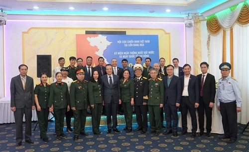 Les vétérans vietnamiens en Russie célèbrent la fête de la Réunification et la Journée internationale du Travail - ảnh 1