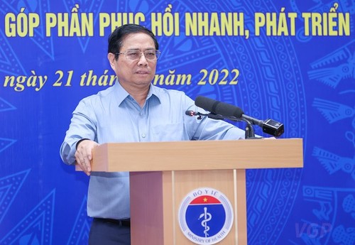 Pham Minh Chinh : «Il faut placer la santé et la vie de la population au-dessus de tout» - ảnh 1