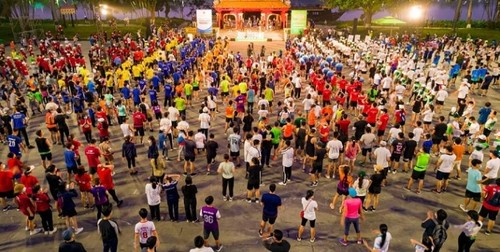 Huê: 3.000 personnes participent au jogging pour la santé publique - ảnh 1