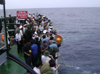 Andenkensfeier an gefallene vietnamesische Marinesoldaten auf den Spratly-Inseln - ảnh 1