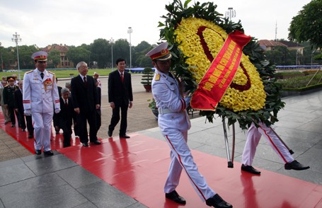 Vietnamesische Spitzenpolitiker besuchen das Ho Chi Minh-Mausoleum - ảnh 1