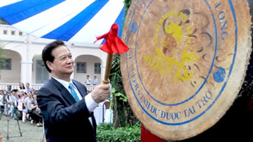 Der Premierminister bei Feier zum neuen Schuljahr in Oberschule Le Hong Phong - ảnh 1