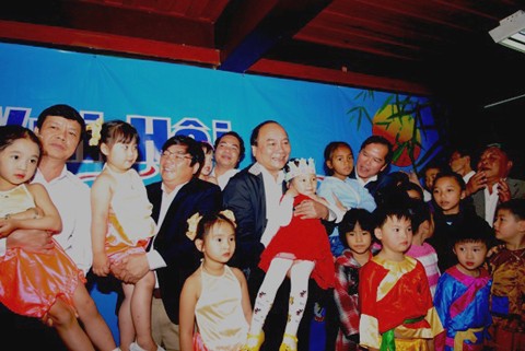 Provinzen veranstalten Vollmondfest für Kinder - ảnh 1