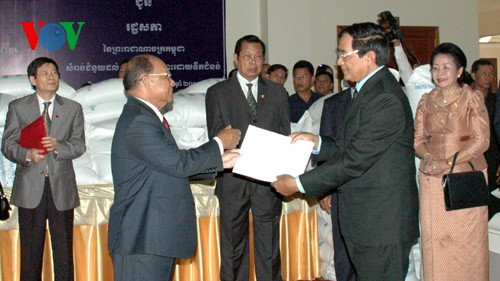 Vietnam unterstützt Kambodscha mit fast 1000 Tonnen Reis  - ảnh 1