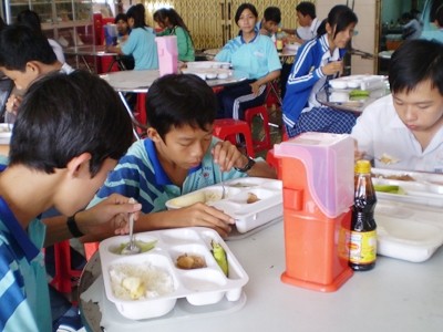 Die Barmherzigkeit des Lehrers Nguyen Van Mot mit armen Menschen - ảnh 2