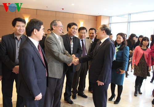 Parlamentspräsident Hung beglückwünscht Mitarbeiter des Parlamentsbüros - ảnh 1