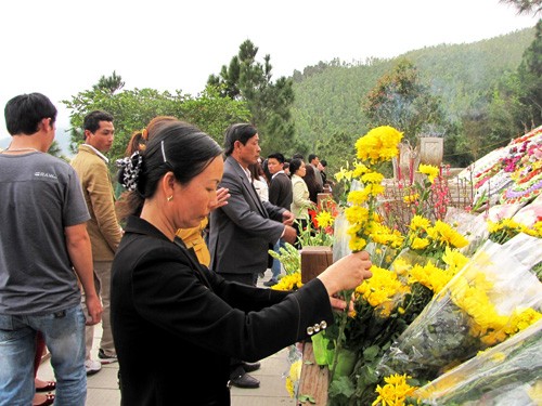 Tausende Menschen besuchen Grab von General Vo Nguyen Giap  - ảnh 1