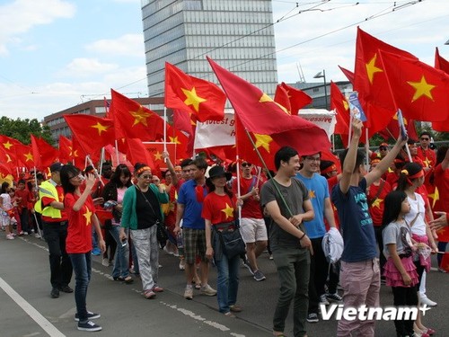 Weiterer Protest der in Deutschland lebenden Vietnamesen gegen China - ảnh 1