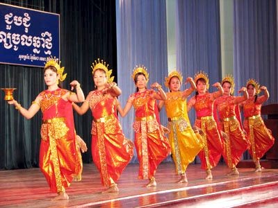 Erhaltung des Ro-bam-Tanzes der Volksgruppe der Khmer.  - ảnh 1