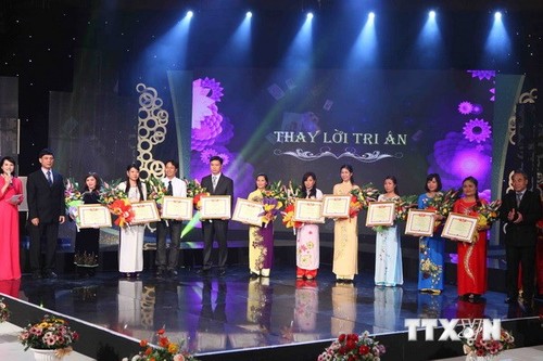 Provinzen feiern den Tag der vietnamesischen Lehrer - ảnh 1
