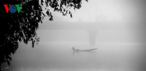 Poetische Schönheit der Stadt Hue im Nebel - ảnh 2