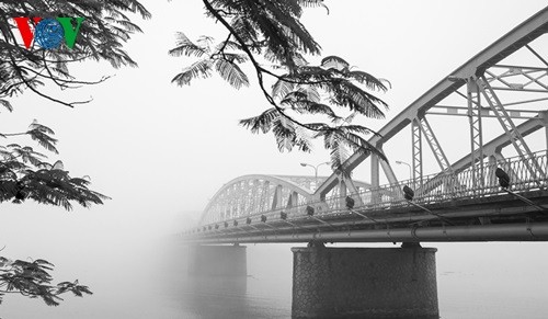 Poetische Schönheit der Stadt Hue im Nebel - ảnh 5