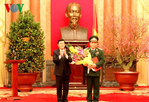 Staatschef überreicht Dienstgrad des Generalleutnants an Vize-Parlamentspräsident Huynh Ngoc Son - ảnh 1