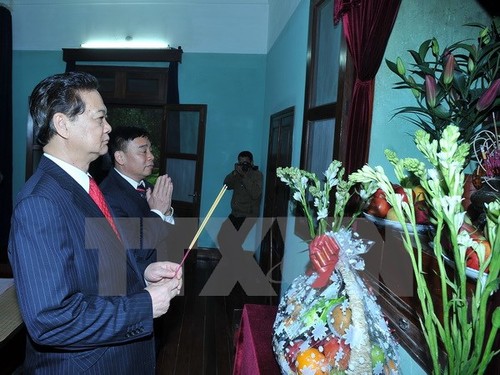 Premierminister Nguyen Tan Dung besucht Ho Chi Minhs Gedenkstätte   - ảnh 1