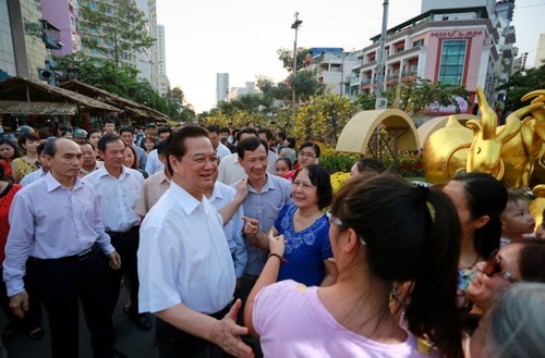 Der Premierminister besucht Blumenstraße in Ho Chi Minh Stadt  - ảnh 1