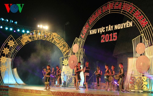 Das Volksliederfestival 2015 in der südzentralvietnamesischen Region - ảnh 1