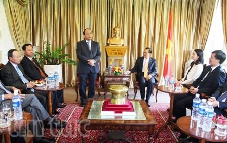 Vize-Premierminister Nguyen Xuan Phuc trifft Mitarbeiter vietnamesischer Vertretungen in Singapur - ảnh 1