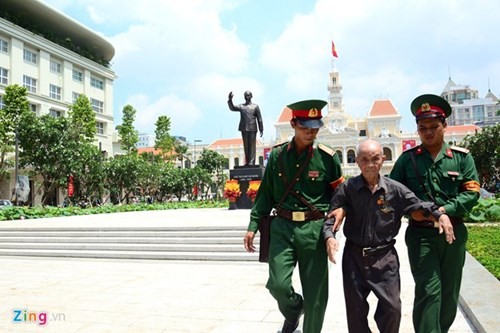 Ho Chi Minh-Statue auf Fußgängerplatz - ảnh 10