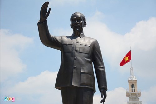 Ho Chi Minh-Statue auf Fußgängerplatz - ảnh 2