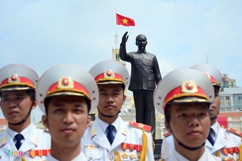 Ho Chi Minh-Statue auf Fußgängerplatz - ảnh 4