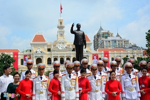 Ho Chi Minh-Statue auf Fußgängerplatz - ảnh 8