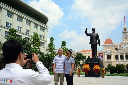 Ho Chi Minh-Statue auf Fußgängerplatz - ảnh 9