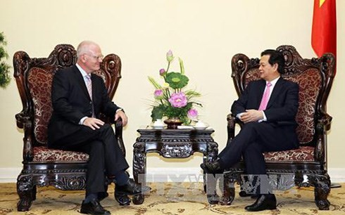 Premierminister Nguyen Tan Dung trifft den EU-Botschafter und den ungarnischen Botschafter - ảnh 1