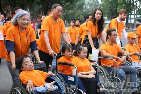 Fast 8000 Menschen nehmen am Spaziergang für Agent-Orange-Opfer teil - ảnh 1