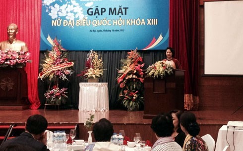 Treffen von Parlamentarierinnen zum Tag der vietnamesischen Frauen - ảnh 1