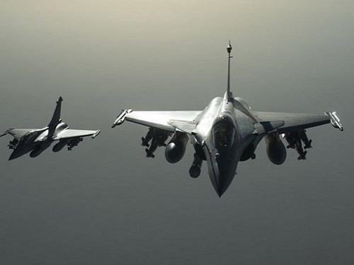 Frankreich fliegt Angriffe auf IS-Lager in Syrien - ảnh 1