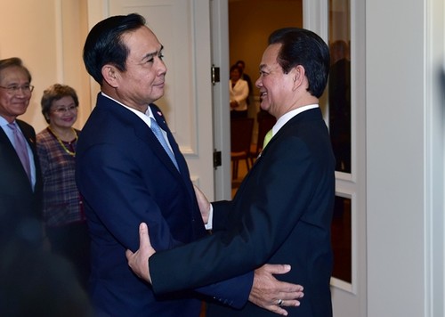 Premierminister Nguyen Tan Dung trifft seinen thailändischen Amtskollegen - ảnh 1