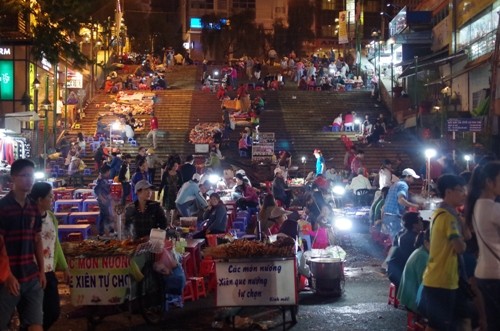 Der Nachtmarkt in Da Lat, eine kulturelle Tradition - ảnh 1