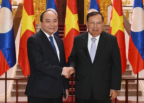Premierminister Nguyen Xuan Phuc trifft Laos Staatspräsident Bounnhang Volachith - ảnh 1