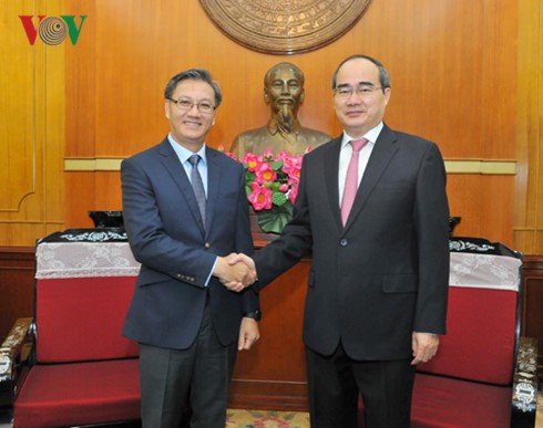 Nguyen Thien Nhan trifft den laotischen Botschafter in Vietnam - ảnh 1