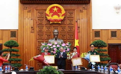 Der Premierminister überreicht Arbeitsorden erster Klasse an Hoang Xuan Vinh - ảnh 1