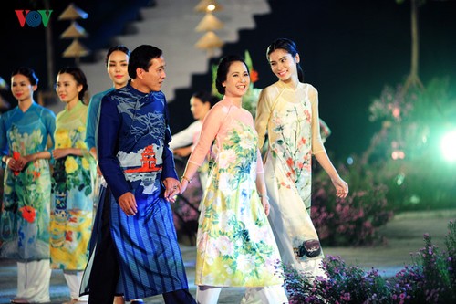Berühmte vietnamesische Schauspieler versammeln sich beim Ao Dai-Festival Hanoi  - ảnh 10