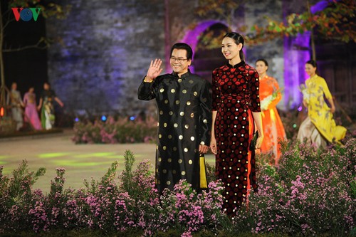 Berühmte vietnamesische Schauspieler versammeln sich beim Ao Dai-Festival Hanoi  - ảnh 4