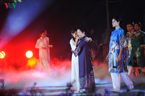 Berühmte vietnamesische Schauspieler versammeln sich beim Ao Dai-Festival Hanoi  - ảnh 5