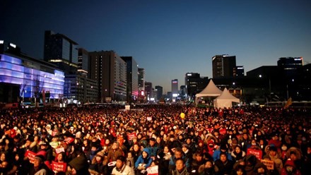 Hunderttausende Sükoreaner fordern Rücktritt von Präsidentin Park Geun-hye - ảnh 1