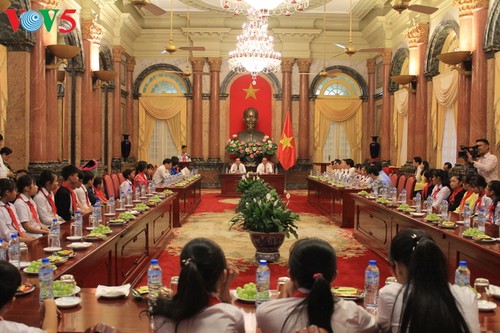 Staatspräsident Tran Dai Quang trifft bedürftige Schüler - ảnh 1
