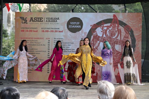 Werbung für das Image Vietnams beim Asiatischen Kulturfest in Tschechien - ảnh 1