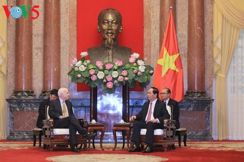 Staatspräsident Tran Dai Quang empfängt US-Senator John McCain - ảnh 1