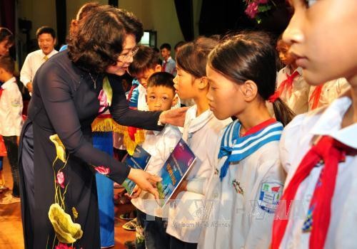 Dang Thi Ngoc Thinh überreicht Geschenke an arme Schüler in Hung Yen - ảnh 1