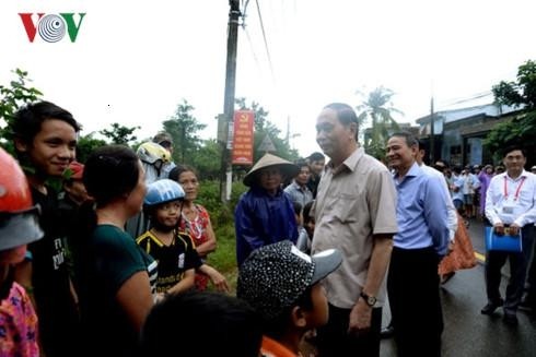 Staatspräsident Tran Dai Quang überprüft die Beseitigung der Flutfolgen - ảnh 1