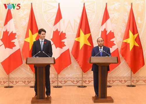 Nguyen Xuan Phuc führt Gespräch mit seinem kanadischen Amtskollegen - ảnh 1