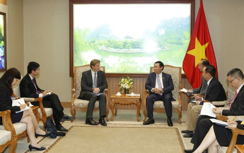 Vizepremierminister Vuong Dinh Hue empfängt den Direktor für Asien-Pazifik-Region der WEF  - ảnh 1