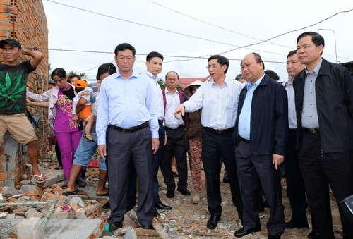 Nguyen Xuan Phuc überprüft die Beseitigung der Folgen von Taifun Damrey in Khanh Hoa - ảnh 1