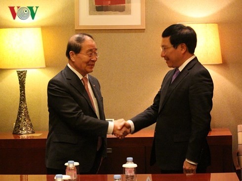 Vizepremierminister, Außenminister Pham Binh Minh besucht Südkorea - ảnh 1