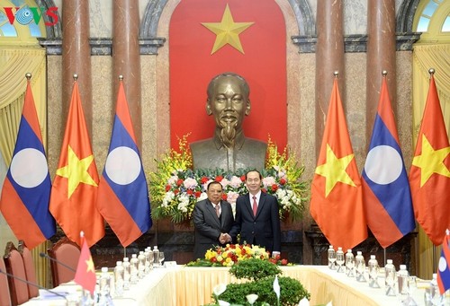 Staatspräsident Tran Dai Quang empfängt den laotischen Staatspräsidenten  - ảnh 1